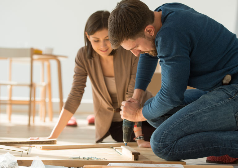 imagen de un hombre y una mujer emprendedores de la sección facil pack