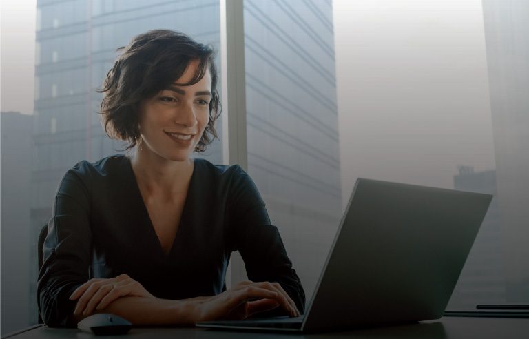 mujer empresaria con computadora ilustra propuesta office banking