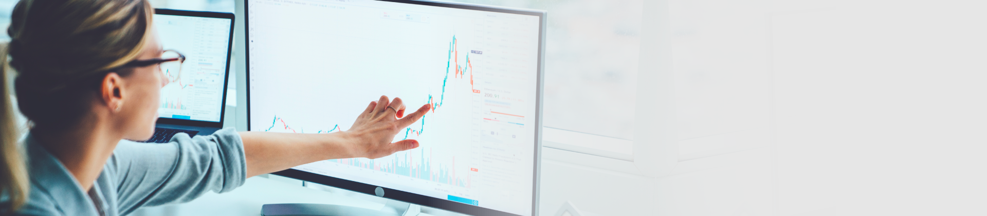 slide sobre el mercado bursatil donde una mujer analiza un gráfico