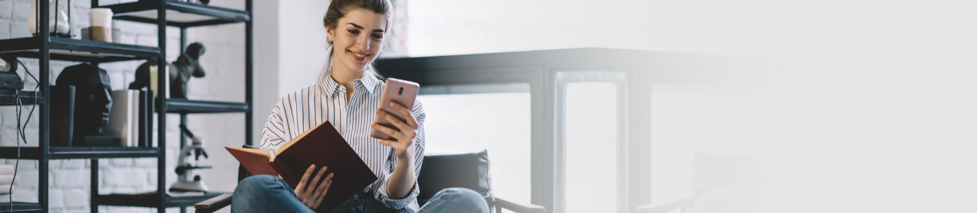 slide de la sección operar por canales dígitales donde una mujer ve su celular