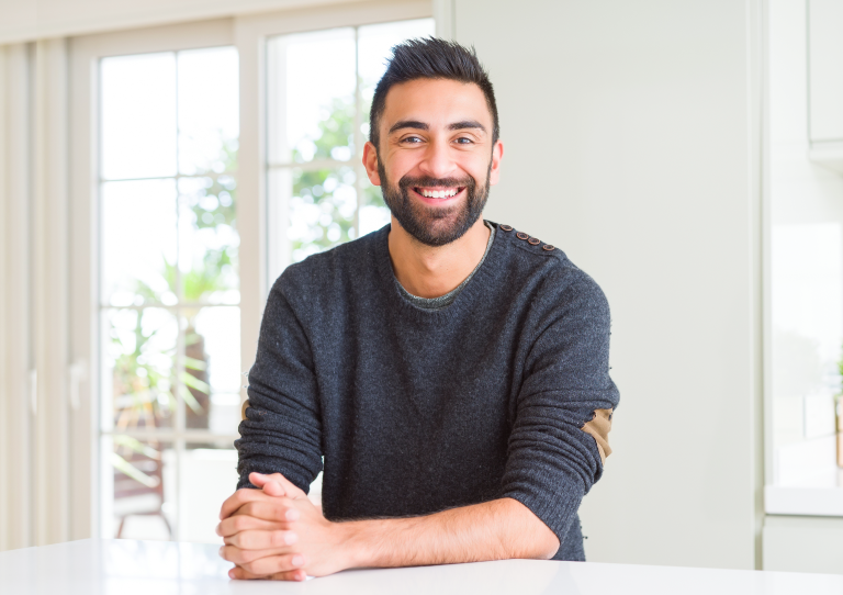 foto de un hombre feliz por tener una cuenta universla en el banco hipotecario